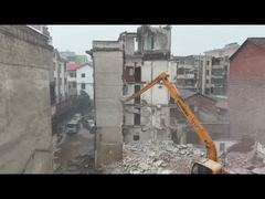 Il braccio lungo 15 metri dell'Hyundai 150 viene utilizzato per demolire edifici